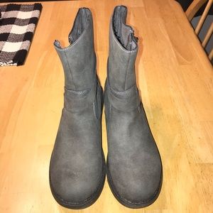 Size 8 Gray Boots
